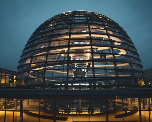 Symbolbild für IT-Outsourcing bei öffentlichen Auftraggebern: digitale Transformation mit Sicherheit und Transparenz.